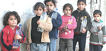 Gaza, bambini in coda per l'acqua