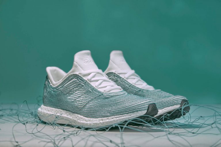 Adidas produce scarpe con la plastica recuperata dagli oceani. Già venduti un milione di paia