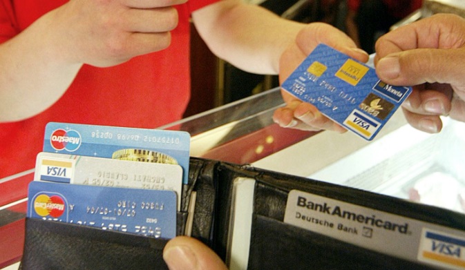 Quello che devi sapere quando paghi con il bancomat o con la carta di credito