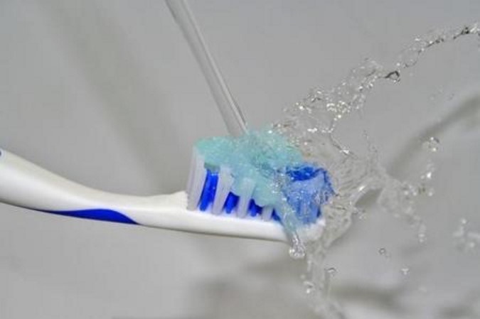 sciacquare spazzolino da denti