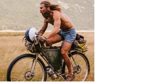 Abbandona la carriera per girare il mondo in bici.LE FOTO