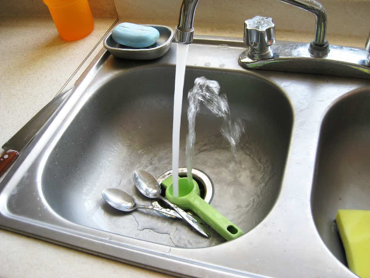 Come rimuovere la muffa tra il lavello e le piastrelle di cucina e bagno
