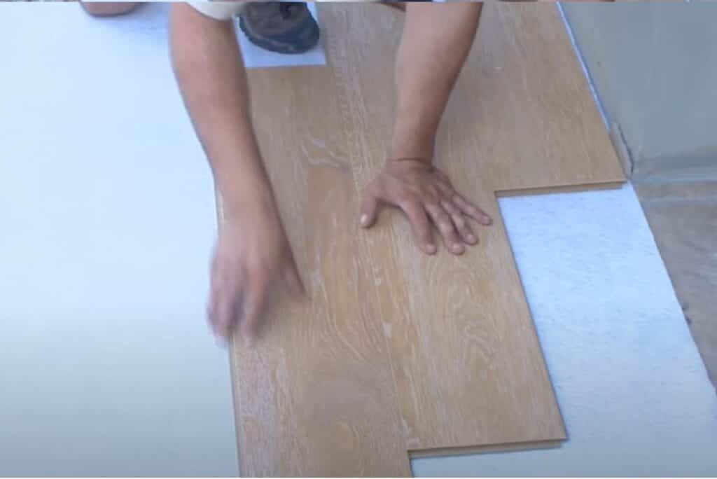 Posa del parquet laminato passo dopo passo su un pavimento di casa