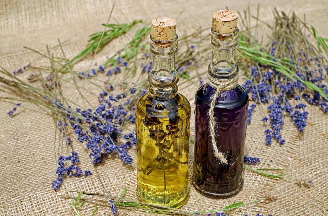 olio essenziale di lavanda utilizzato come rimedio naturale per allontanare le zanzare